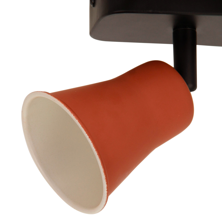 Detail van de zwarte plafondlamp Lisa met een robuuste uitstraling.