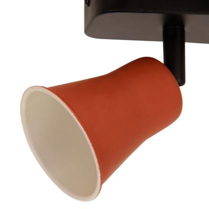 Detail van de zwarte plafondlamp Lisa met een robuuste uitstraling.
