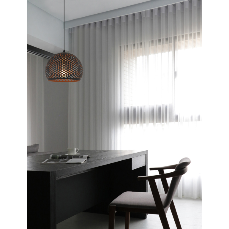 De zwarte Lodi hanglamp creëert een sfeervolle ambiance boven de eettafel. Perfect voor een modern interieur.