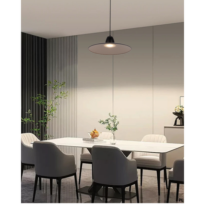 De zwarte Mantua hanglamp heeft een robuuste uitstraling met industriële flair.