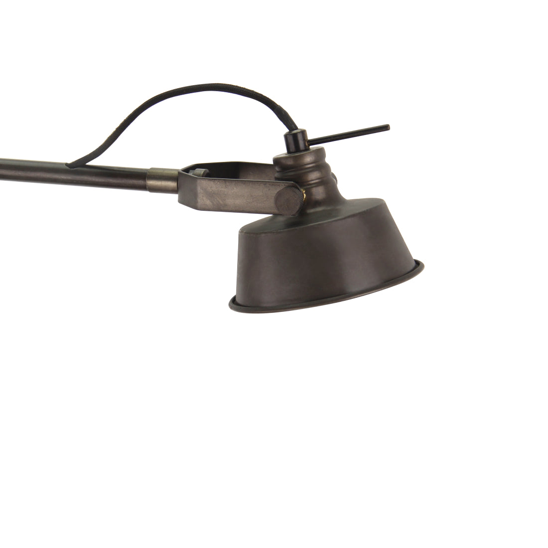 Deze detailfoto van de Max vloerlamp toont de mooie hout- en zwarttinten. Een stijlvolle toevoeging aan jouw interieur.