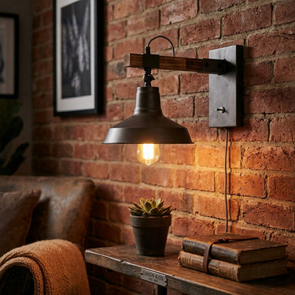 De Max wandlamp in zwart met een combinatie van metaal en hout. Perfect voor een industriële uitstraling in jouw interieur.
