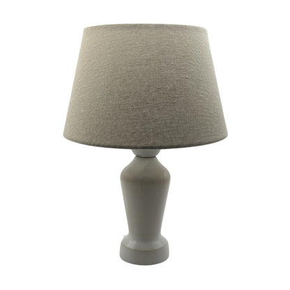 De crèmekleurige lampenvoet Mona voegt vintage charme toe aan je interieur. Perfect voor een sfeervolle ambiance.