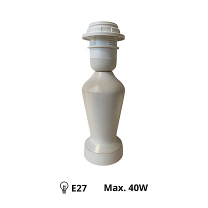 Deze crèmekleurige lampenvoet in vintage stijl geeft karakter aan elke kamer. Perfect voor een warme, sfeervolle uitstraling.