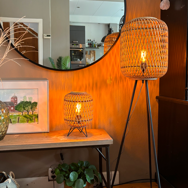 Natuurlijke beige tafellamp met een organisch design. Perfect voor een warme, landelijke sfeer in je interieur.