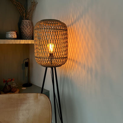 De beige vloerlamp uit de Nature Diagonaal serie voegt een warme, landelijke sfeer toe aan je interieur.