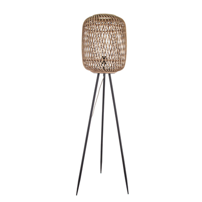 Deze beige vloerlamp uit de Nature Diagonaal serie brengt een warm, landelijk accent in je interieur.