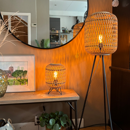 De beige vloerlamp uit de Nature Diagonaal serie voegt een warm accent toe aan landelijke interieurs.