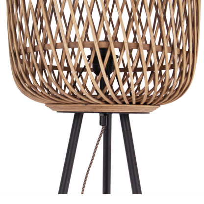Natuurlijke beige vloerlamp met een unieke diagonale vorm. Perfect voor een warme, landelijke sfeer in je interieur.