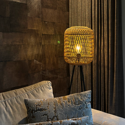 Beige vloerlamp Nature Diagonaal met een organisch ontwerp. Perfect voor een warme, landelijke sfeer in je woonkamer.