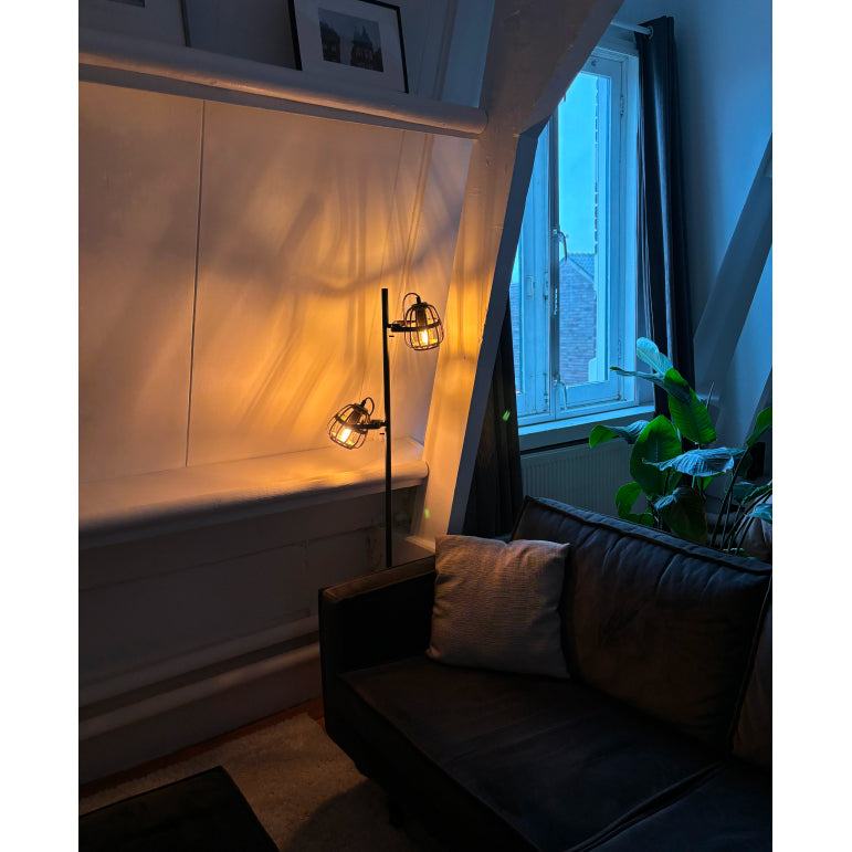 De bruin gekleurde Nature Trapeze vloerlamp brengt een warme, landelijke sfeer in jouw interieur. Perfect voor elke ruimte.