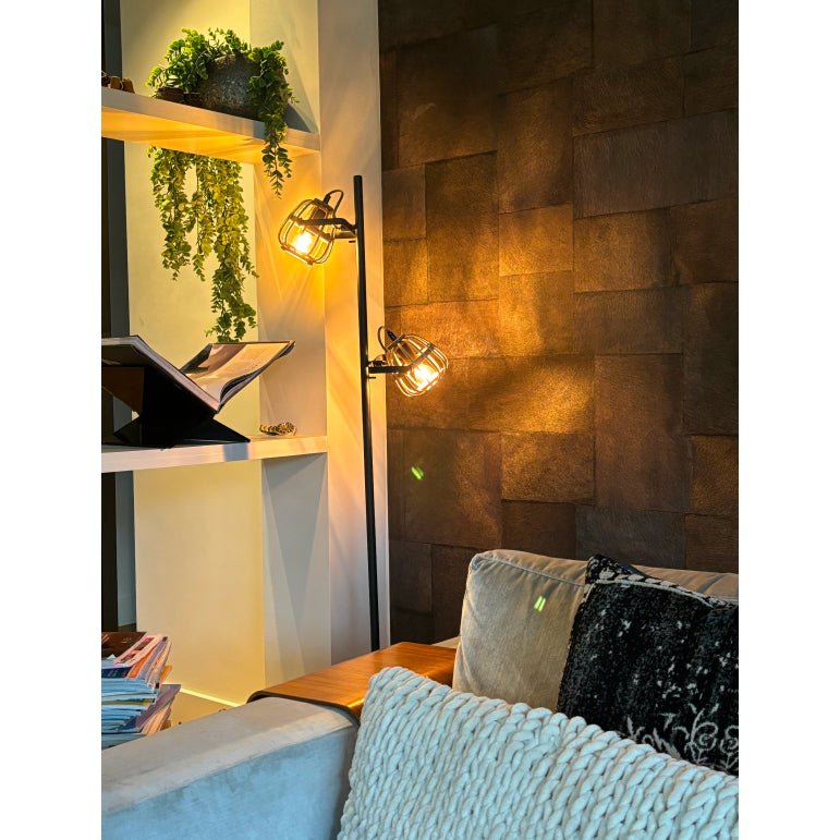 Natuurlijke bruin tinten kenmerken deze vloerlamp van de Nature Trapeze serie. Perfect voor een warme, landelijke sfeer.