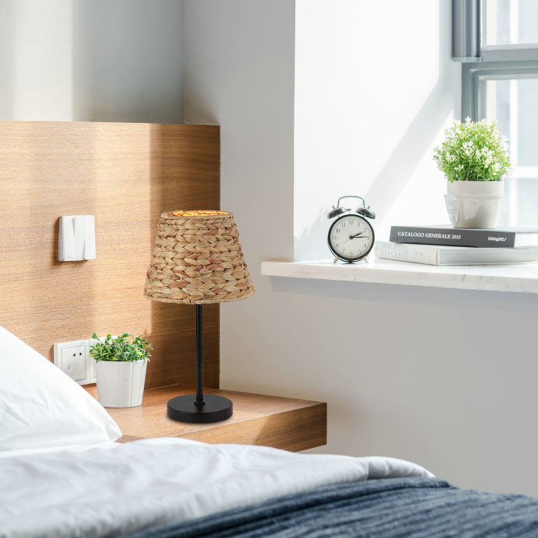 Deze bruin gekleurde tafellamp straalt landelijke charme uit. Een sfeervolle aanvulling voor jouw interieur.