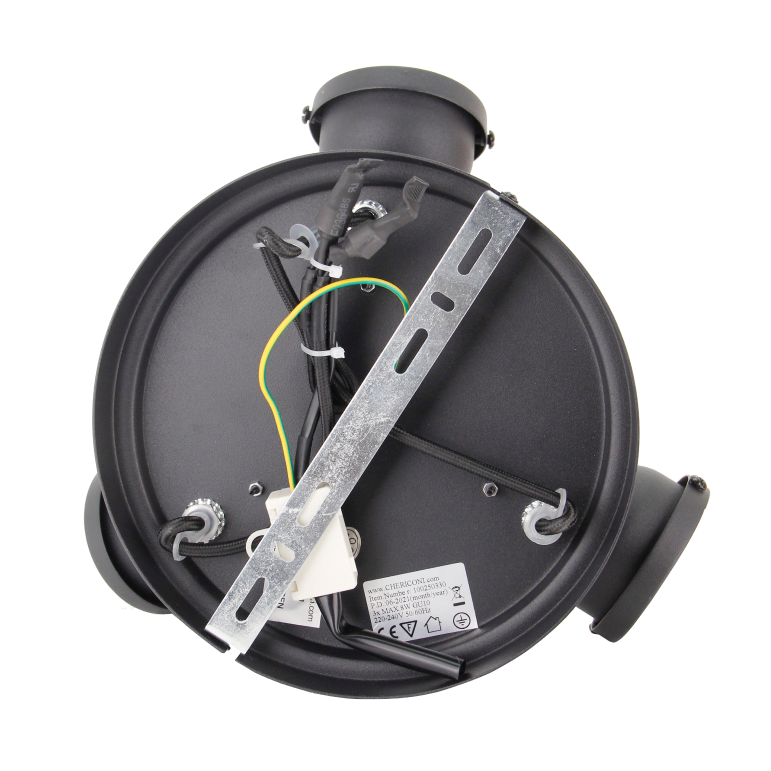 Close-up van de zwarte Nero plafondlamp met een robuuste uitstraling. Perfect voor een industriële inrichting.