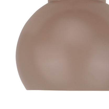 Deze taupe plafondlamp uit de Occhio-serie voegt een moderne touch toe aan uw interieur. Perfect voor sfeervolle verlichting.