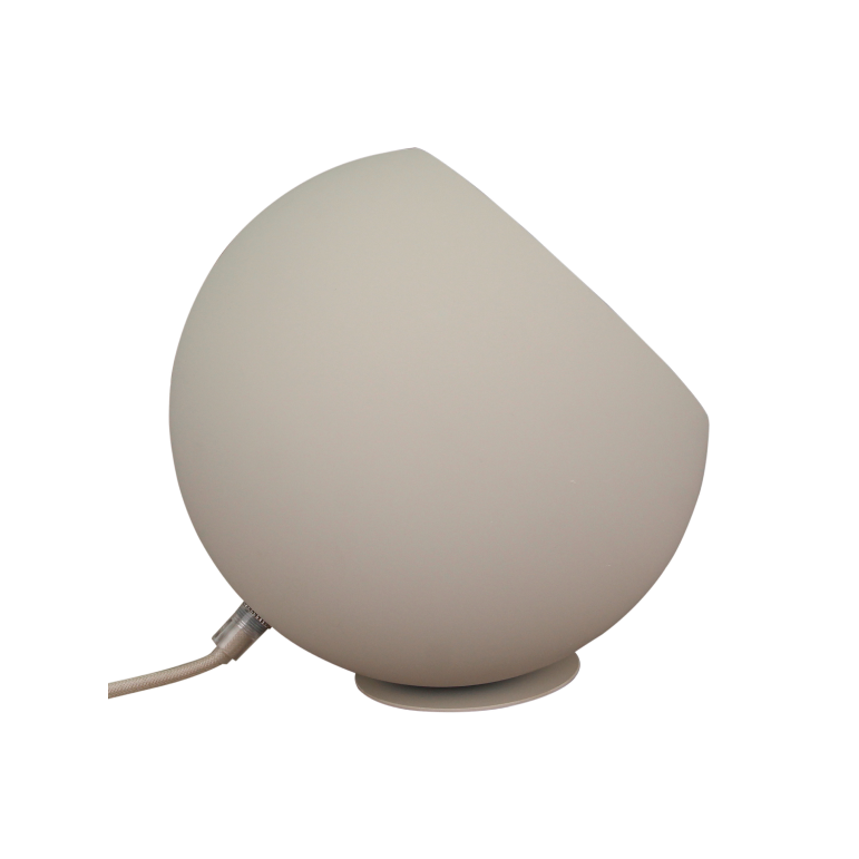 De beige Occhio tafellamp valt op met zijn moderne uitstraling. Perfect voor een sfeervolle touch in jouw interieur.