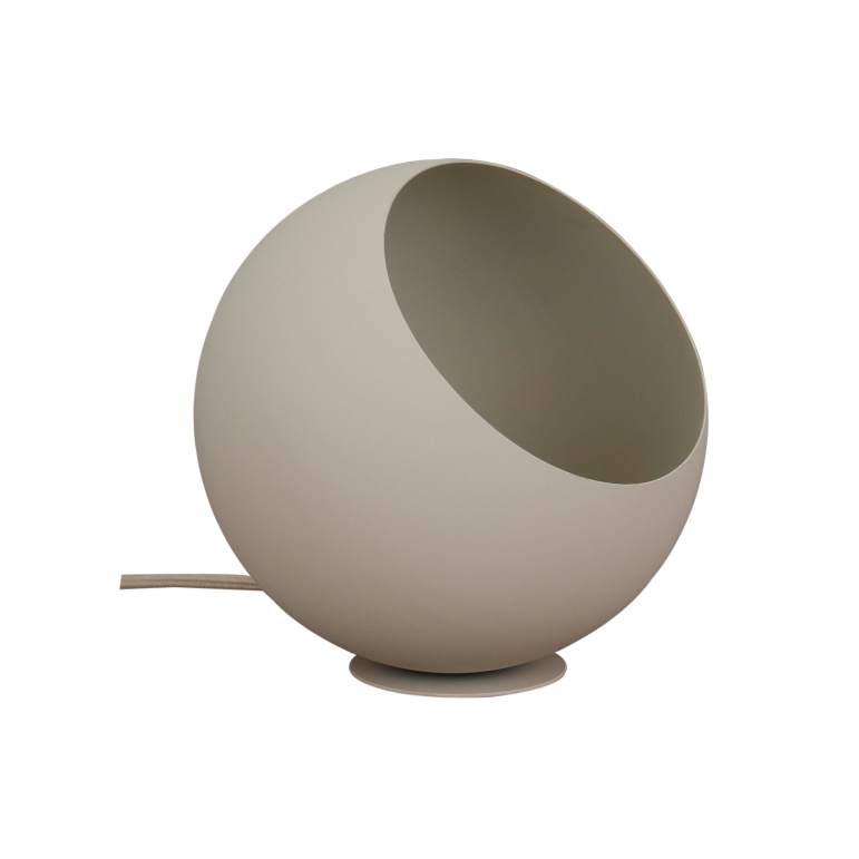 Detail van de beige Occhio tafellamp met een modern design. Perfect voor een sfeervolle ambiance op elke tafel.