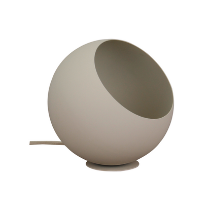Detail van de beige Occhio tafellamp met een modern design. Perfect voor een sfeervolle ambiance op elke tafel.