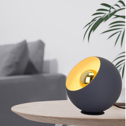 Een moderne tafellamp in crème tint, perfect voor een gezellig leeshoekje. Brengt een warme sfeer in je interieur.