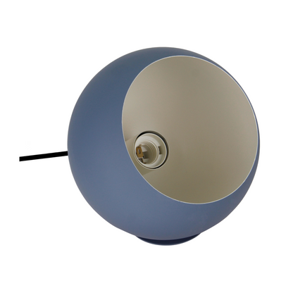 Detailfoto van de moderne crème tafellamp Occhio. Deze lamp voegt een verfijnde touch toe aan iedere moderne inrichting.
