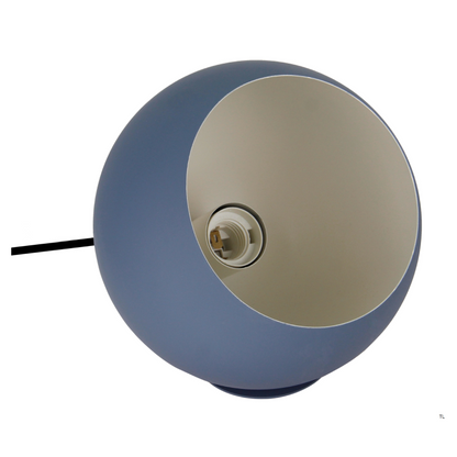 Detailopname van de crèmekleurige Occhio tafellamp. Deze moderne lamp voegt een warme sfeer toe aan elk interieur.