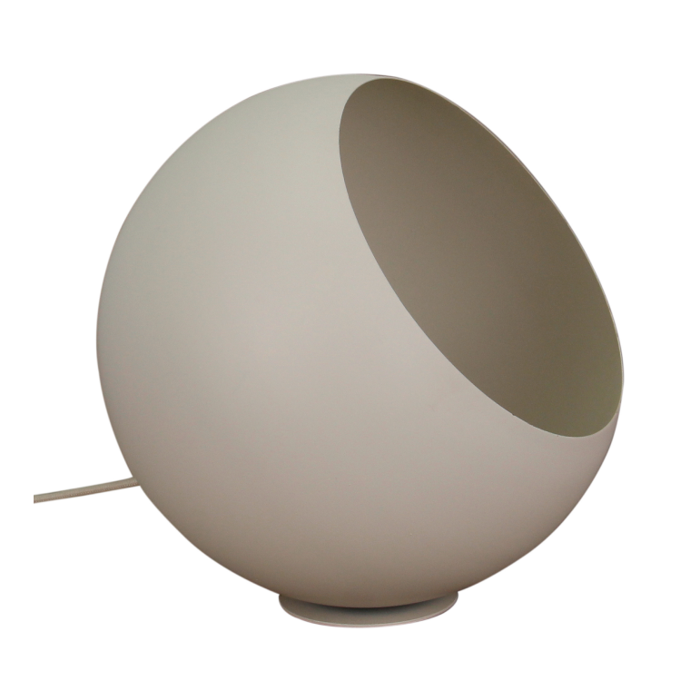 Detailweergave van de moderne crème tafellamp Occhio. Perfect voor een sfeervolle aanvulling op je bureau of nachtkastje.