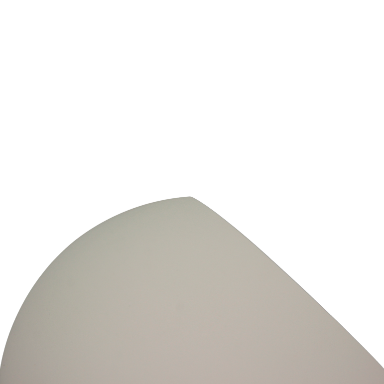 Dichtbijzicht van de moderne creme Occhio tafellamp. Deze lamp voegt een eigentijdse touch toe aan je interieur.