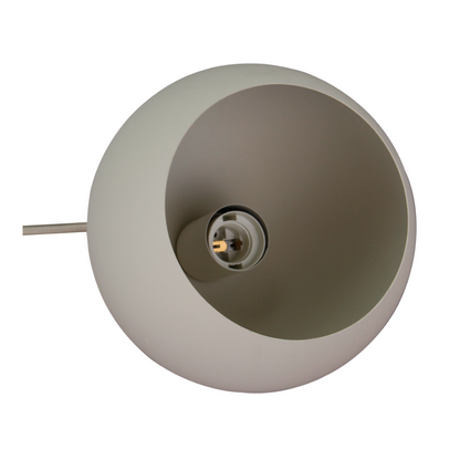 Detail van de moderne crème tafellamp Occhio. Perfect voor een sfeervolle ambiance op je bureau of nachtkastje.