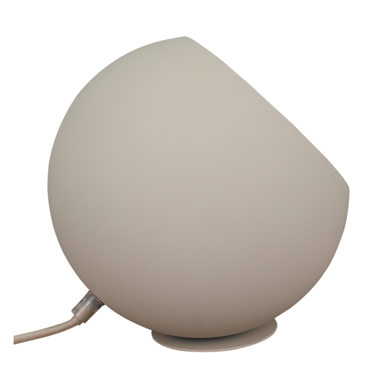 Deze detailfoto toont de moderne grijze Occhio tafellamp. Perfect voor een eigentijdse inrichting met een sfeervolle touch.