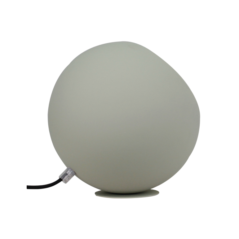 Gedetailleerde weergave van de groene Occhio tafellamp. Deze moderne lamp voegt een frisse touch toe aan je interieur.