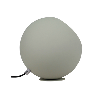 Gedetailleerde weergave van de groene Occhio tafellamp. Deze moderne lamp voegt een frisse touch toe aan je interieur.