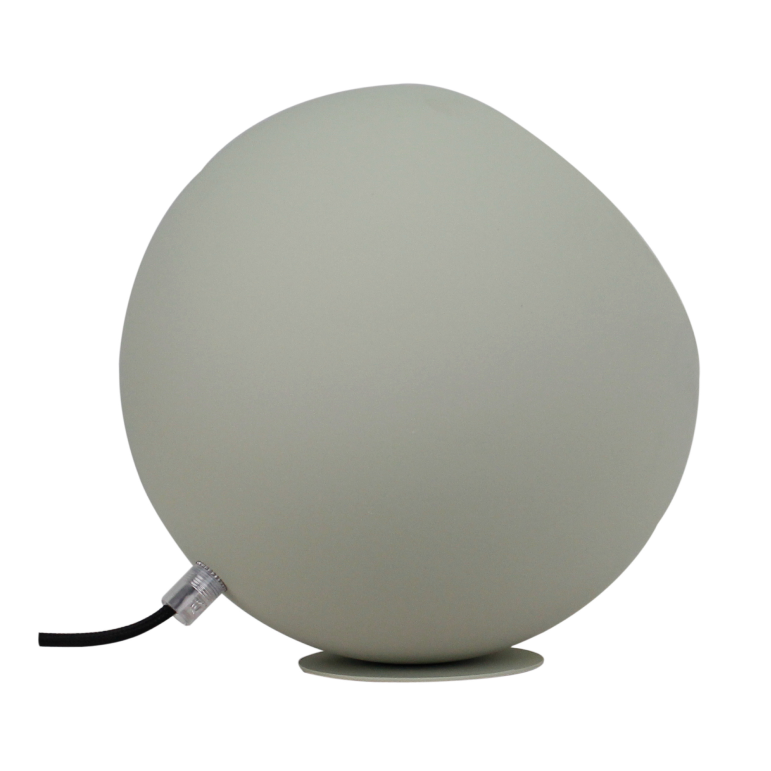 Deze ijsgroene tafellamp uit de Occhio serie brengt een frisse en moderne touch in je interieur. Perfect voor elke ruimte.