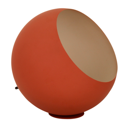 De opvallende rode Occhio tafellamp voegt een modern accent toe aan je interieur. Perfect voor een sfeervolle leeshoek.
