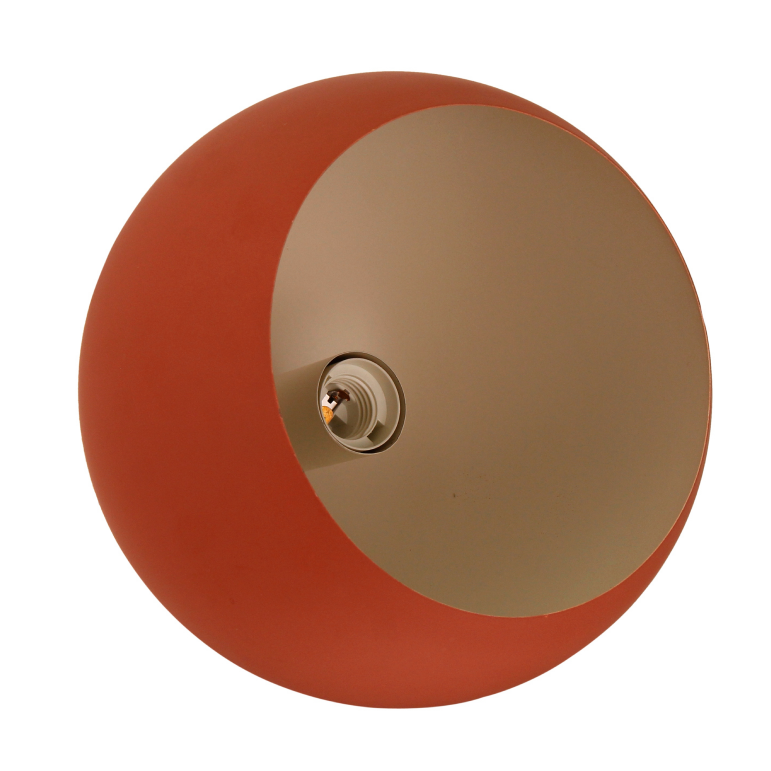 Diepe roodtint van de Occhio tafellamp geeft een moderne uitstraling aan je interieur. Perfect voor een sfeervolle touch.