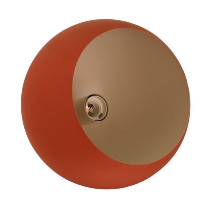 Diepe roodtint van de Occhio tafellamp geeft een moderne uitstraling aan je interieur. Perfect voor een sfeervolle touch.