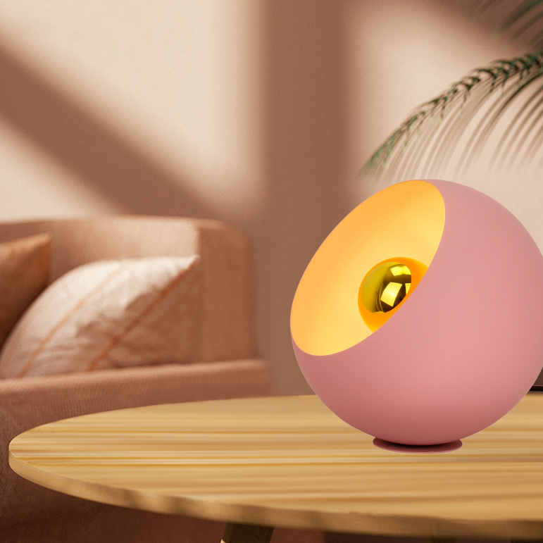 Een speelse roze tafellamp in modern design. Perfect voor een gezellige sfeer op je bureau of nachtkastje.