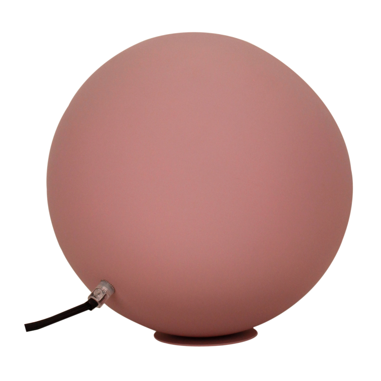 Deze detailfoto toont de moderne roze Occhio tafellamp. Een speelse toevoeging voor je bureau of nachtkastje.