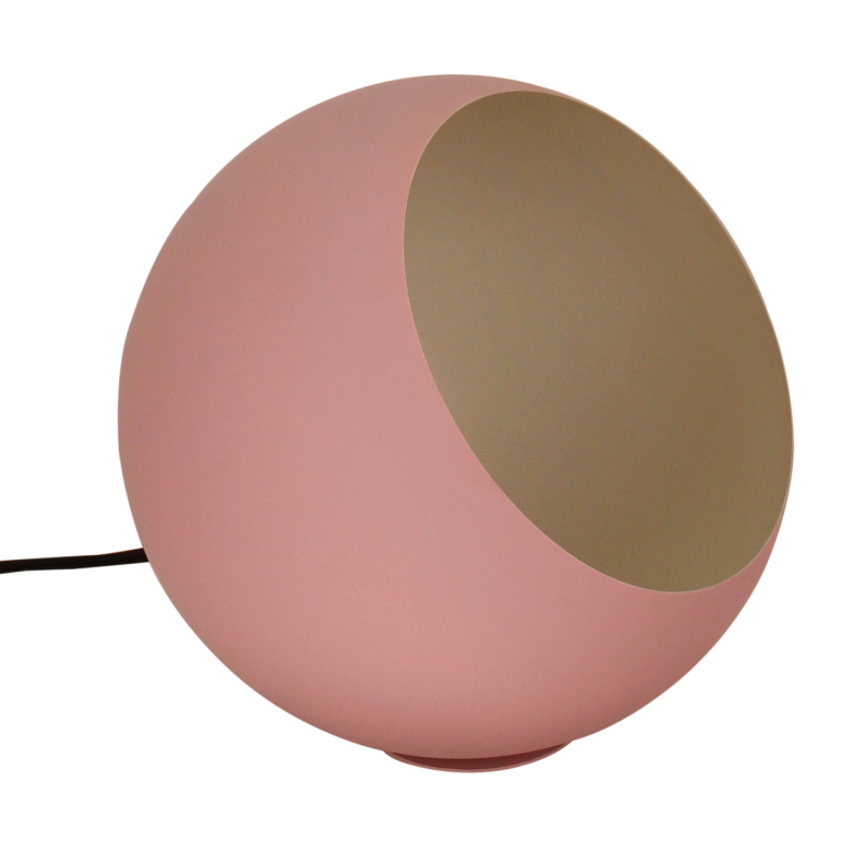 Dichtbijzicht op de moderne roze tafellamp Occhio. Deze lamp voegt een speelse touch toe aan elke interieurstijl.