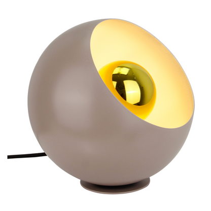 Moderne taupe tafellamp Occhio in een compact formaat. Een elegante aanvulling die elke kamer sfeervol verlicht.