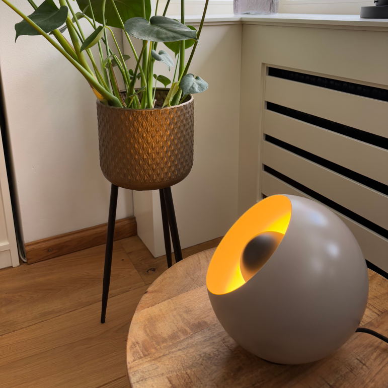 De taupe Occhio tafellamp brengt een moderne touch in jouw interieur. Perfect voor een sfeervolle verlichting op tafel.