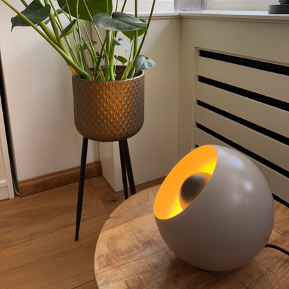 Deze moderne taupe tafellamp creëert een warme ambiance op elke tafel. Perfect voor sfeervolle avonden of als accentstuk.