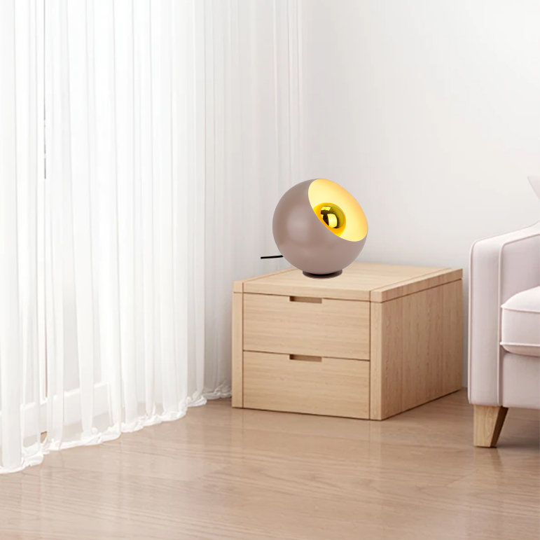 Deze taupe tafellamp uit de Occhio serie geeft een moderne touch aan jouw interieur. Perfect voor sfeervolle avonden.