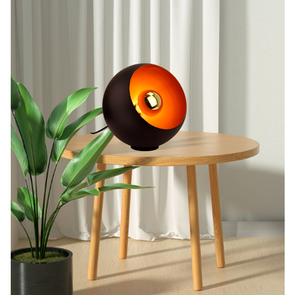 Deze moderne tafellamp in zwart en goud voegt een luxe uitstraling toe aan je interieur. Ideaal voor sfeervolle avonden.