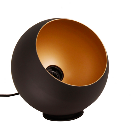 De zwarte Occhio tafellamp in detail, met een modern design en gouden accenten.
