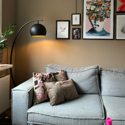 De zwarte Occhio vloerlamp straalt moderniteit uit in elk interieur.