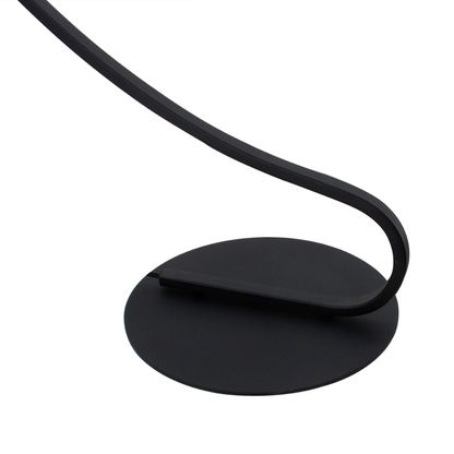 De zwarte Occhio vloerlamp heeft een modern design met een elegante uitstraling. Perfect voor sfeervolle verlichting in huis.
