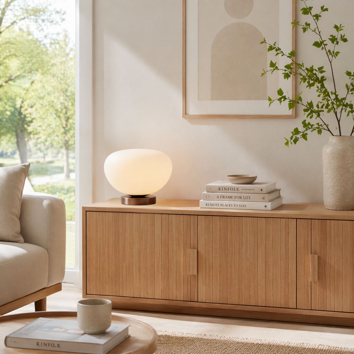De Opalino tafellamp in zilver en beige brengt een klassieke elegantie in uw interieur. Perfect voor sfeervolle avonden.