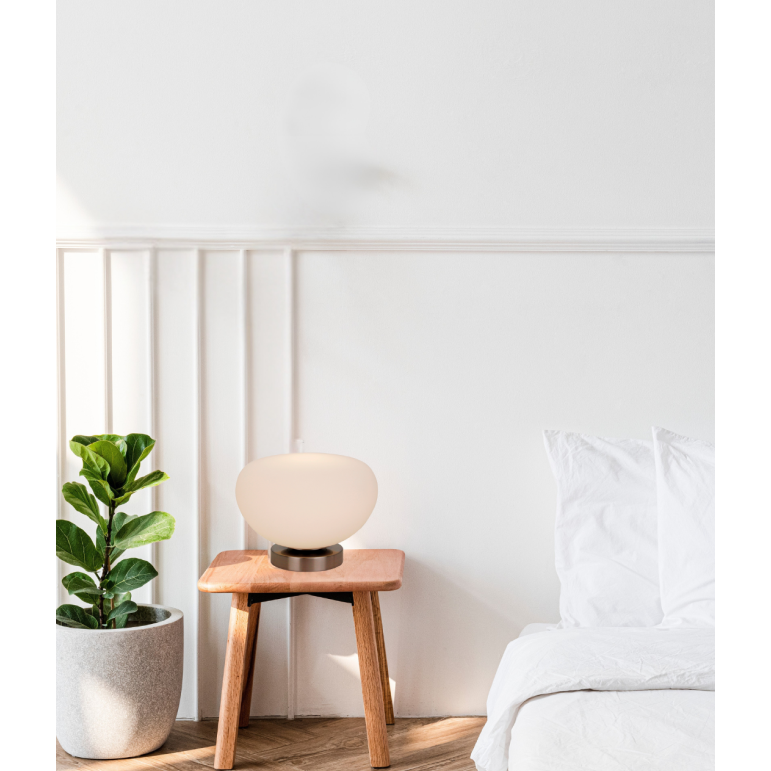 De Opalino tafellamp in zilver voegt een klassieke charme toe aan je interieur. Perfect voor sfeervolle avonden.