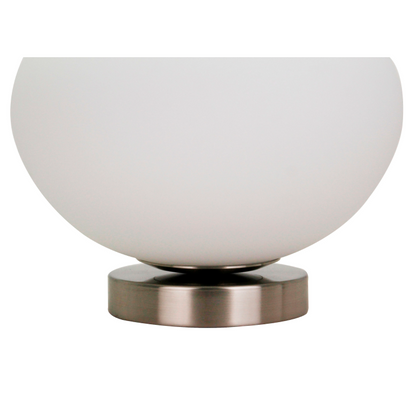 Detailweergave van de zilveren Opalino tafellamp. Deze klassieker voegt elegantie toe aan elke tafel.