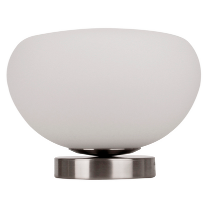 De Opalino tafellamp in zilver en beige is een klassieke blikvanger. Perfect voor een sfeervolle touch in jouw interieur.